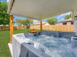 Spacious 4BR Home, Lux Hot Tub & Secure Gated Yard, Near Airport & Attractions, hotel v destinaci Irving