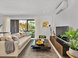 2-Bedroom Beachside Apartment with Pool & Parking, hôtel à Quarteira