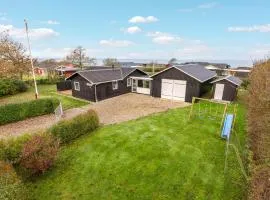 4 Bedroom Cozy Home In Vinderup