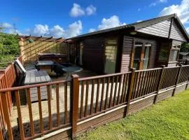 Conkers Lodge for 6 with Hot Tub & Secluded Decking - Spa Resort in Devon