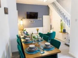Stylish 6-Bedroom House, Ideal for Contractors!