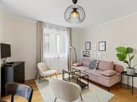 Free Parking I Balcony I 5 min to Train Station