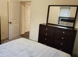 Queen bed cozy and nice