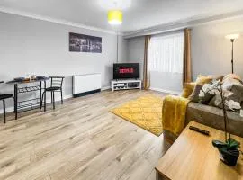 Stylish Apartment Near Heathrow, Skyline Views