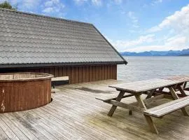 4 Bedroom Nice Home In Midsund