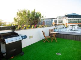 Two-Bedroom Durban Point Waterfront Penthouse, hotel a Durban