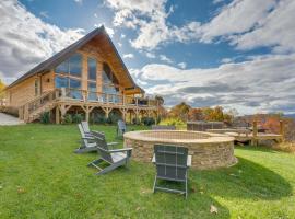 Blue Ridge Mountain-View Cabin with Hot Tub and Deck!, hotel v destinaci Andrews