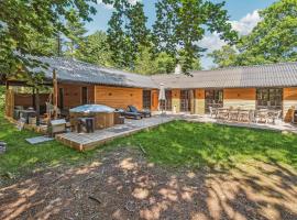 5 Bedroom Cozy Home In Nexø, khách sạn ở Neksø