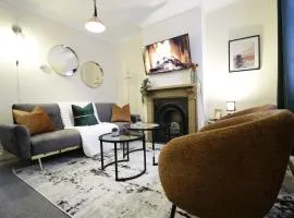 Stylish & Cosy Stay 2-Bed House Train Station Hospital Garden Fast WiFi
