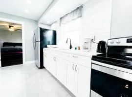 2 Homes, 1 Stay-7BR Niagara Falls Compound