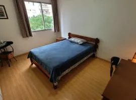 Quarto e banheiro privativos no Jardins