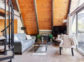 Beautiful A-Frame Mountain Cabin with Hot Tub!, hotel v destinaci Running Springs