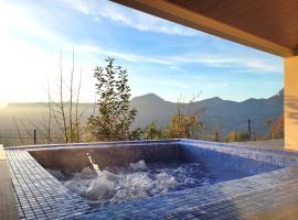 Logement avec jacuzzi et sauna en terrasse, belle vue panoramique, hotel a La Combe-de-Lancey