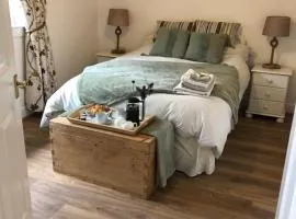Recently renovated flat 1 mile fromThornhill