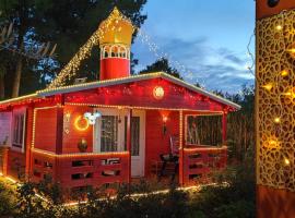Refugio madera estilo árabe con estatuas, estanques y un pequeño zoo
