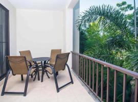 Dazzling End Unit in Coco with Lots of Windows and Light Sleeps 8, hotel i Coco