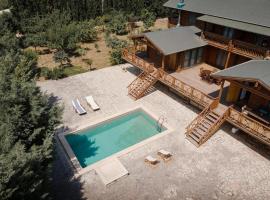 Chalet Stiga Kalavrita - Maisonettes, hotel com piscinas em Kalavrita