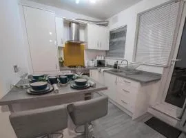 Apartment-Sleeps4-Parking-Balcony
