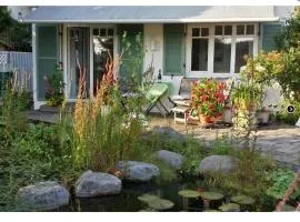 Schöner Bungalow mit Gartenterrasse und Teich