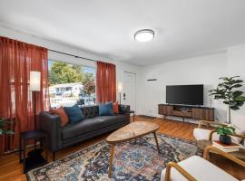 A Pop of Color - 3BD in the Heights w 3 King Beds, hotel v destinaci Peoria Heights