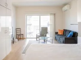 East Side Studio Apt - Near Brady St and Fiserv with Balcony