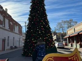 Cozy Cabin in the Pines! Close to the Polar Express, Grand Canyon & Bearizona, hotel en Williams