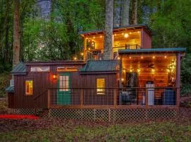 The Tree Spa, Tiny Cabin w Hot Tub in the trees