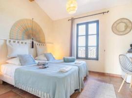 Maison Cosy Lodge 15 p clim wifi cour garage, hotel di Montfrin