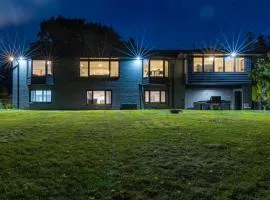 5 Bedroom Luxury Retreat with Hot Tub and Sauna