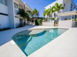 Dolphin Court - 4 BR Apartment with Pool