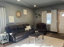 Cozy 2-bedroom Retreat In Town