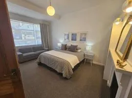 RoseIris Cottage - City Charm