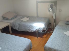 Quarto privado 6, hotel in Famões