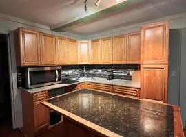 Holyoke House Oasis - Fast Wifi, Spacious, Quiet Neighborhood