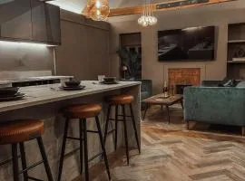 Magistrates Penthouse Suite - Town Centre Apartments with Spa