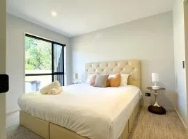 Charming 1BR Retreat next to UC