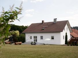 "Die Gemütliche" FeWo mit Kachelofen, hotel v destinaci Breitenberg
