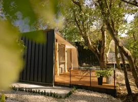 Blisku do Gradot - Riverfront Luxury Cabins