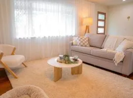 Four Palms, 8 min walk to Beach- Pet Friendly