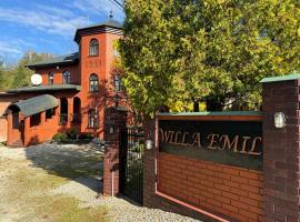 Willa Emil z BALIĄ ogrodową, hotel in Stróża