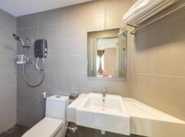 Sunlight Hotel Kulai, hotel near Senai International Airport - JHB, Kulai