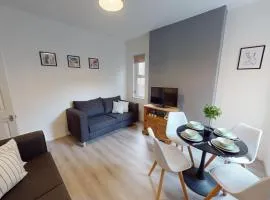 Magnificent 6-Bedroom Queen House in Beeston Awaits You!