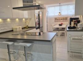 Duplex Apt 3 bedroom Sleeps 6 Pool