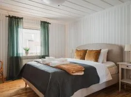 Guestly Homes - 2BR Lodge with Sauna
