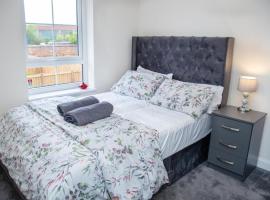 Modern 3 Bedroom Home in Newcastle - Parking, Hotel in Newcastle upon Tyne