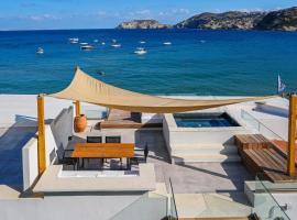 Theasis Beachfront Villa with Terrace seconds from the Beach by Hospi，位于阿齐亚佩拉加的酒店