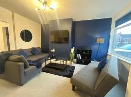 3 Bedroom Perfect Guest Home Sleeps 7 with parking, HU3