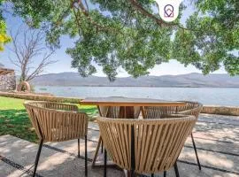 Bungalo with pool and lake view in Cajititlan