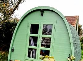 Cabane Les Pourettes, kamp u gradu Feusines