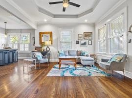 1920s Bungalow with King bed WIFI Fenced backyard, hotel in Atlanta